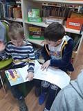 Stary Koszalin i ten współcześniejszy, dwójka chłopców przegląda książki