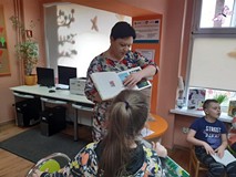 Stary Koszalin i ten współcześniejszy, bibliotekarka pokazuje albumowe wydania książek