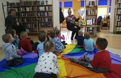 Pani Małgosia czyta historyjkę o słoniu Leonie