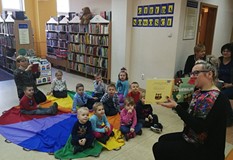 Pani Małgosia pokazuje dzieciom, jak ziewają zwierzątka