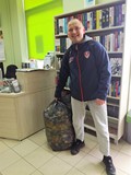 Pan Sebastian z workiem nakrętek zebranych w przedszkolu