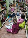 Pani Ania czyta dzieciom o przygodach Elmera