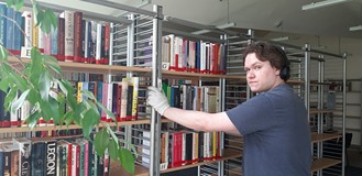 Bibliotekarze szykują miejsce na więcej książek
