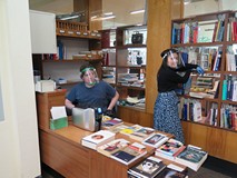 Maj 2020: Bibliotekarze gotowi do pracy w czasie trwania pandemii koronawirusa.