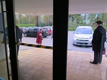 Maj 2020: Czytelnicy KBP w kolejce na zewnątrz biblioteki w czasie trwania pandemii koronawirusa.