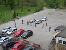 Maj 2020: Czytelnicy KBP w kolejce do biblioteki w czasie trwania pandemii koronawirusa. Plac przed 