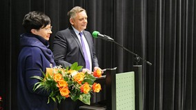 Dzień Bibliotekarza i Bibliotek 2019. Od lewej: Przedstawiciele władz Koszalina - Dorota Pawłowska, 