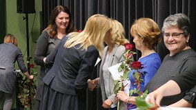 Dzień Bibliotekarza i Bibliotek 2019. Z-ca  dyrektora KBP Beata Sawa-Jovanoska składa gratulacje wyr