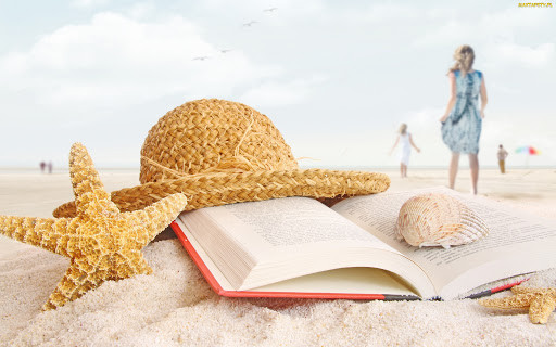 Wakacyjne godziny otwarcie biblioteki, na zdjęciu od lewej strony rozgwiazda muszla, kapelusz leżący na otwartej ksiażce, leżacej na piasku, w tle postać kobiety