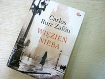 na zdjęciu książka autora Więzień Nieba