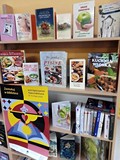 Prezentacja książek o tematyce kulinarnej dostępnych w bibliotece.