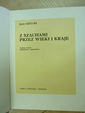 na zdjęciu książka Jerzego Giżyckiego Z szachami przez wieki i kraje
