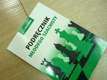 na zdjęciu książka Podręcznik młodego szachisty