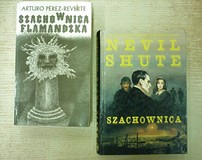 na zdjęciu książki, od lewej Arturo Perez-Reverte Szachownica flamandzka, Nevil Shute Szachownica