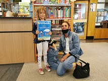 Daria Klich z Koszalina, z rodziną, z nagrodą w konkursie na ilustrację Baśni braci Grimm