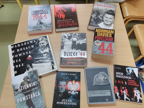 Książki o Powstaniu Warszawskim leżące na stole.