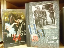 na zdjęciu książki, od lewej Agnieszka Cubała Miłość 44, Aleksander Kamiński Zośka i Parasol