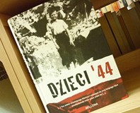 na zdjęciu książka Dzieci 44