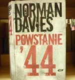 na zdjęciu książka - Norman Davies Powstanie 44