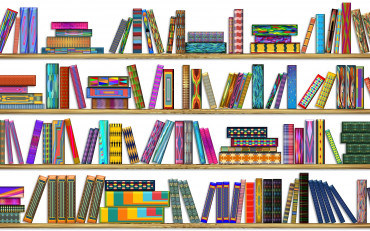 Kolorowe książki na półkach