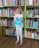 Pięcioletnia Anastazja Szulc trzyma dyplom