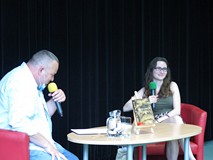 Od lewej: Przy stoliku siedzi redaktor Piotr Pawłowski, dalej siedzi Dominika Słowik