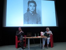 Od lewej: Cezary Harasimowicz, dalej prowadząca Magda Omilianowicz, siedzą na czerwonych fotelach. W