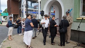 Uczestnicy uroczystego odsłonięcia tablicy pamiątkowej Gracjana Bojara-Fijałkowskiego zgromadzeni pr
