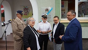 Od lewej: Przed budynkiem Filii nr 3 KBP stoją: Czesław, Anna, Zbigniew Bojar-Fijałkowscy, Dyrektor 