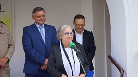 Od lewej: Prezydent Koszalina Piotr Jedliński, Anna Bojar-Fijałkowska, Dyrektor KBP Dariusz Pawlikow
