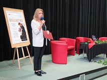 Zastępca dyrektora Beata Sawa-Jovanoska wita publiczność Narodowego Czytania