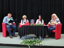 Włodarze miasta czytają fragmenty 