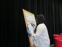 Przewodnicząca Rady Kultury Ewa Czapik-Kowalewska podpisuje się na plakacie