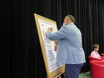 Prezydent Miasta Piotr Jedliński podpisuje się na plakacie