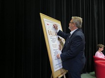 Zastępca prezydenta Przemysław Krzyżanowski podpisuje się na plakacie