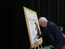 Dyrektor BTD Zdzisław Derebecki podpisuje się na plakacie