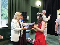 Beata Sawa-Jovanoska wręcza nagrody czytającym