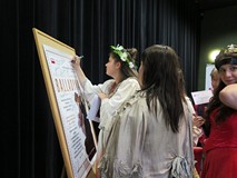 Aktorzy podpisują się na plakacie