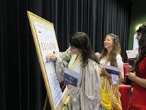 Aktorzy podpisują się na plakacie