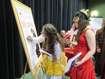 Aktorzy podpisują się na plakacie