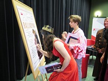 Aktorzy podpisują się na plakacie