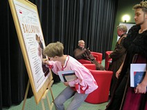 Aktorzy podpisują się na plakacie