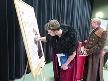 Aktorzy podpisują się na plakacie