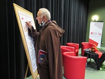 Aktorzy podpisują się na plakacie