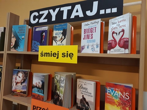 Regał z książkami zachęcający do czytania, podzielony na emocje jakie wywierają na nas książki.