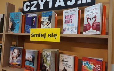 Regał z książkami zachęcający do czytania, podzielony na emocje jakie wywierają na nas...