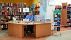 Bibliotekarka przy stanowisku zwrotów.