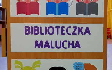 Biblioteczka malucha w kontenerkach z szufladkami.