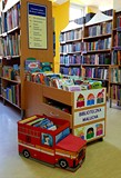 Biblioteczka malucha w kontenerkach z szufladkami.