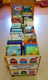 Biblioteczka malucha w kontenerkach z szufladkami.
